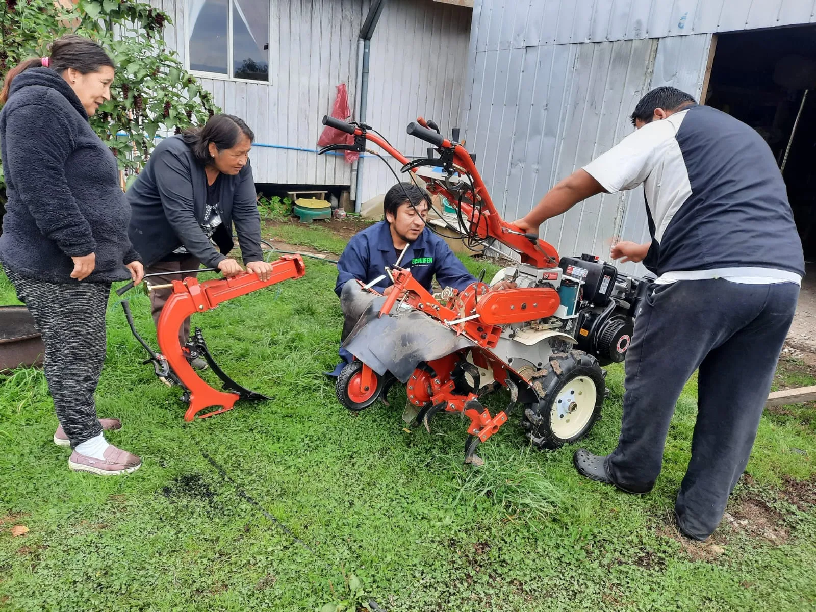 Técnico de Ecollifén explicando el estado de una motosierra a un cliente